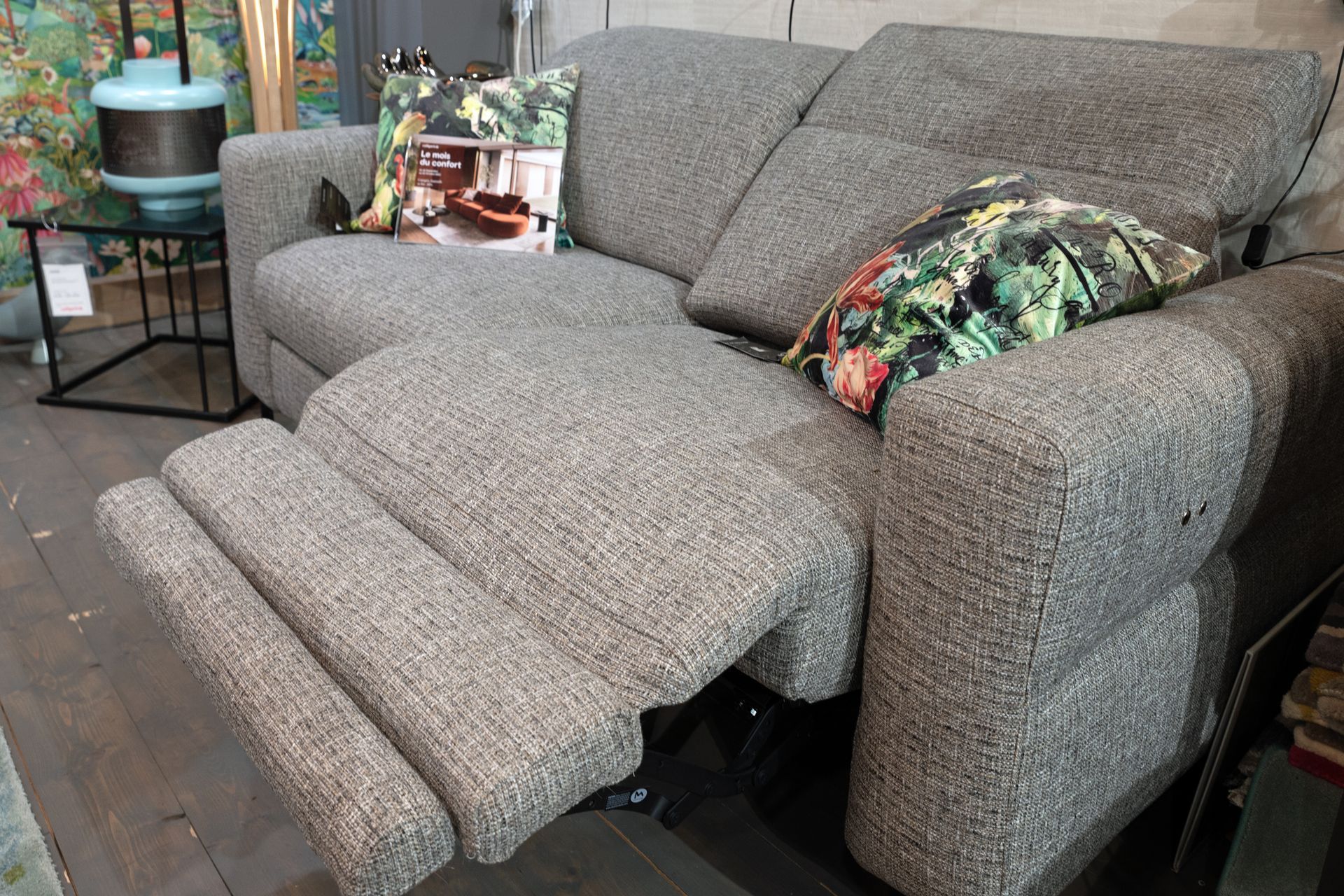 Canapé avec un repose-pied de couleur gris