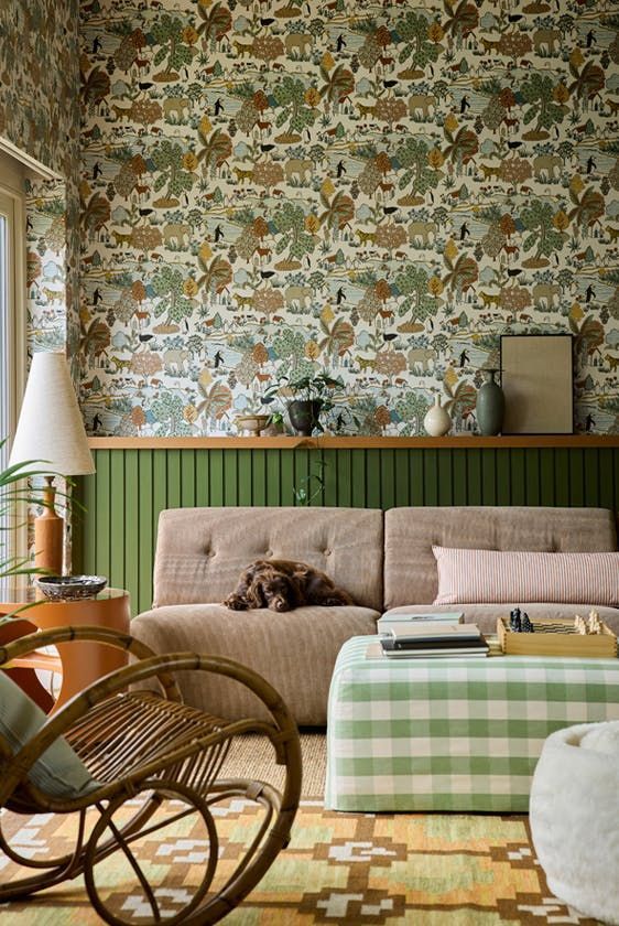 Salon avec un papier peint décoratif