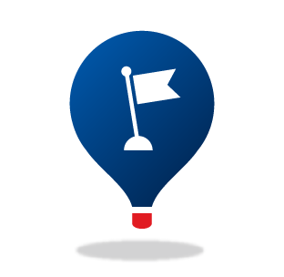 Ein blauer Heißluftballon mit einer Flagge darauf.