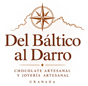 Logotipo marrón de «Del Báltico al Darro» con rosa de los vientos y el texto «Chocolate artesanal y joyería artesanal, Granada».