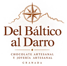 Logotipo marrón de «Del Báltico al Darro» con rosa de los vientos y el texto «Chocolate artesanal y joyería artesanal, Granada».