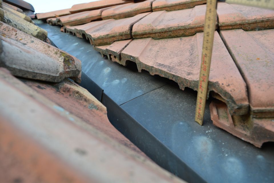 Arbeit von der HTR PROTECT GmbH an einem Dach