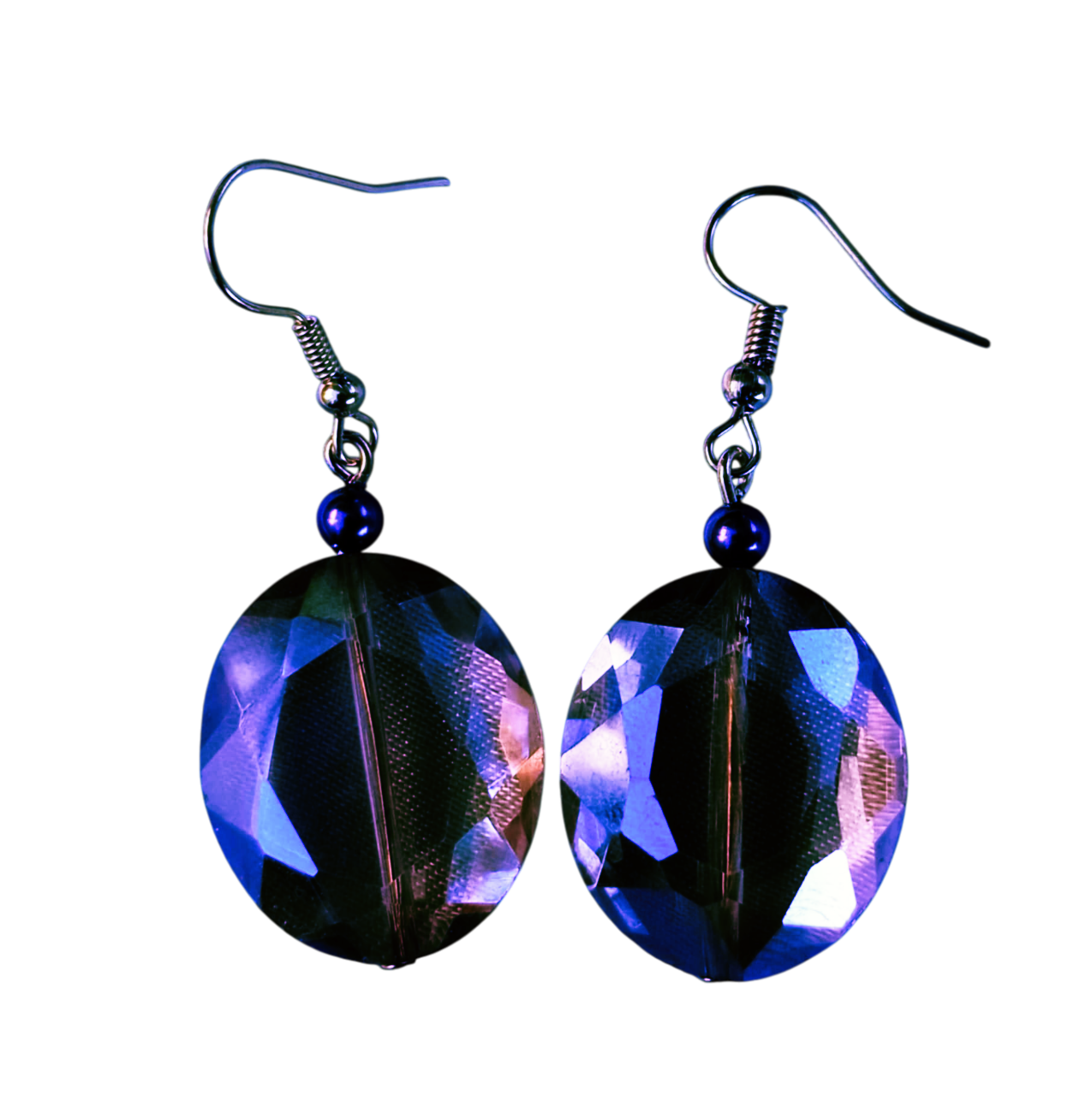 Paire de boucles d'oreilles en cristal facetté bleu et violet avec crochets en argent.