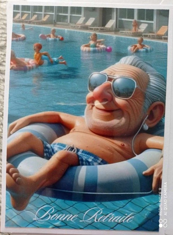 Homme souriant de dessin animé sur un matelas gonflable, profitant de sa retraite. Piscine ensoleillée, autres personnes dans l'eau, inscription Bonne retraite.