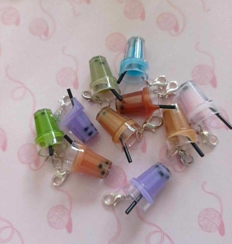 Porte-clés miniatures colorés en forme de perles de thé à bulles, avec pailles noires.