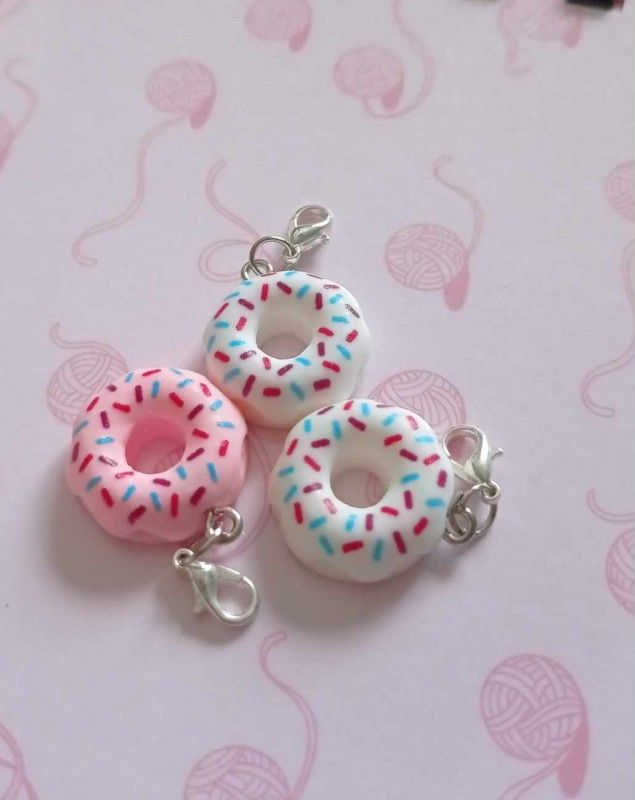 Trois breloques en forme de donut avec des vermicelles et des fermoirs mousquetons.