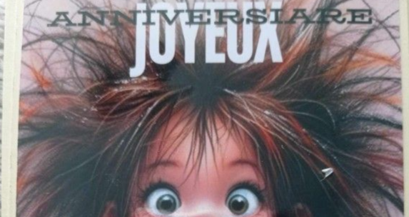 Carte  Joyeux anniversaire  avec un visage de dessin animé surpris, des cheveux orange/brun ébouriffés et de grands yeux.