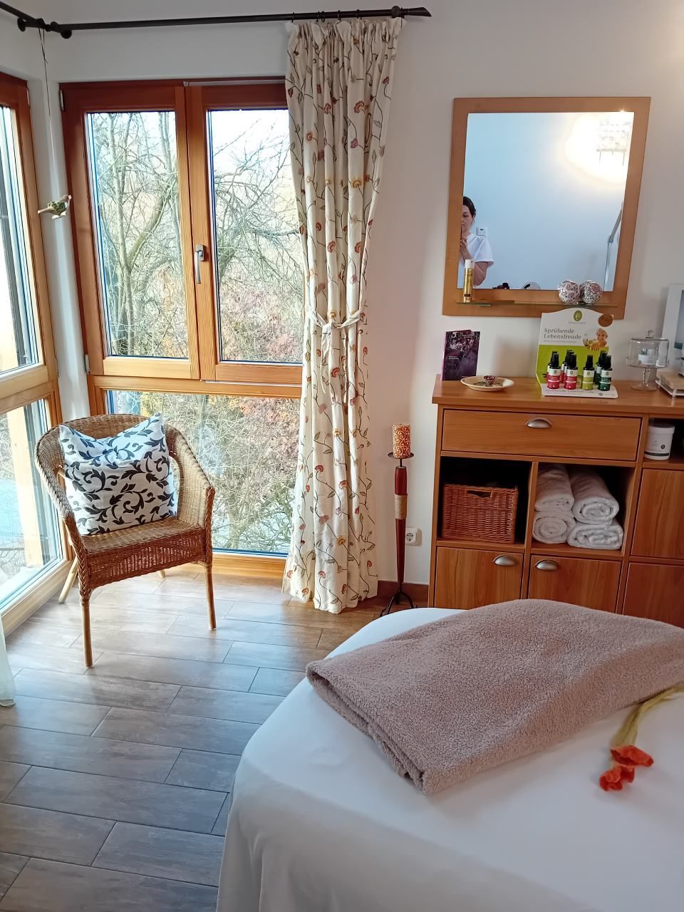 Christiane und Paula Eder am Empfang vom Kosmetikstudio