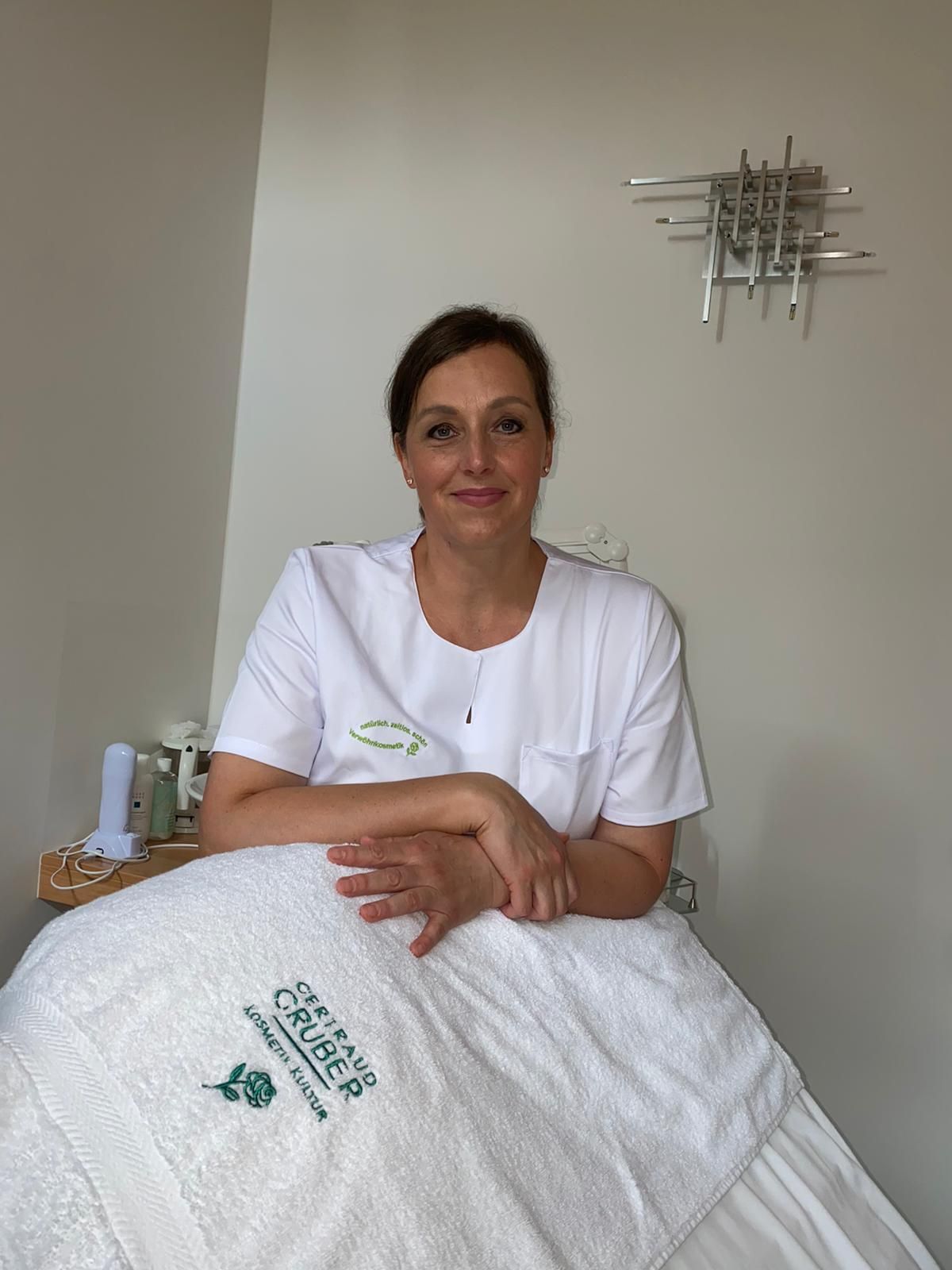 Christiane und Paula Eder am Empfang vom Kosmetikstudio