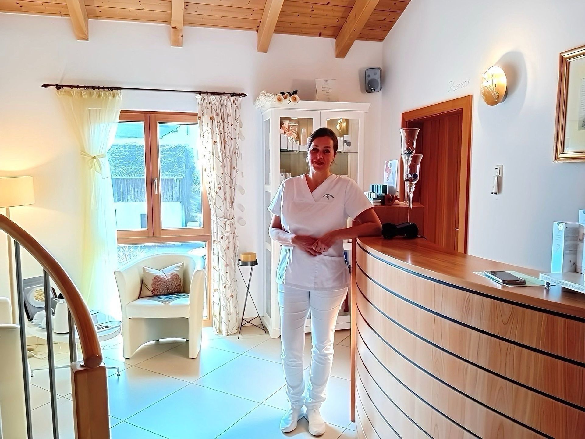 Christiane und Paula Eder am Empfang vom Kosmetikstudio