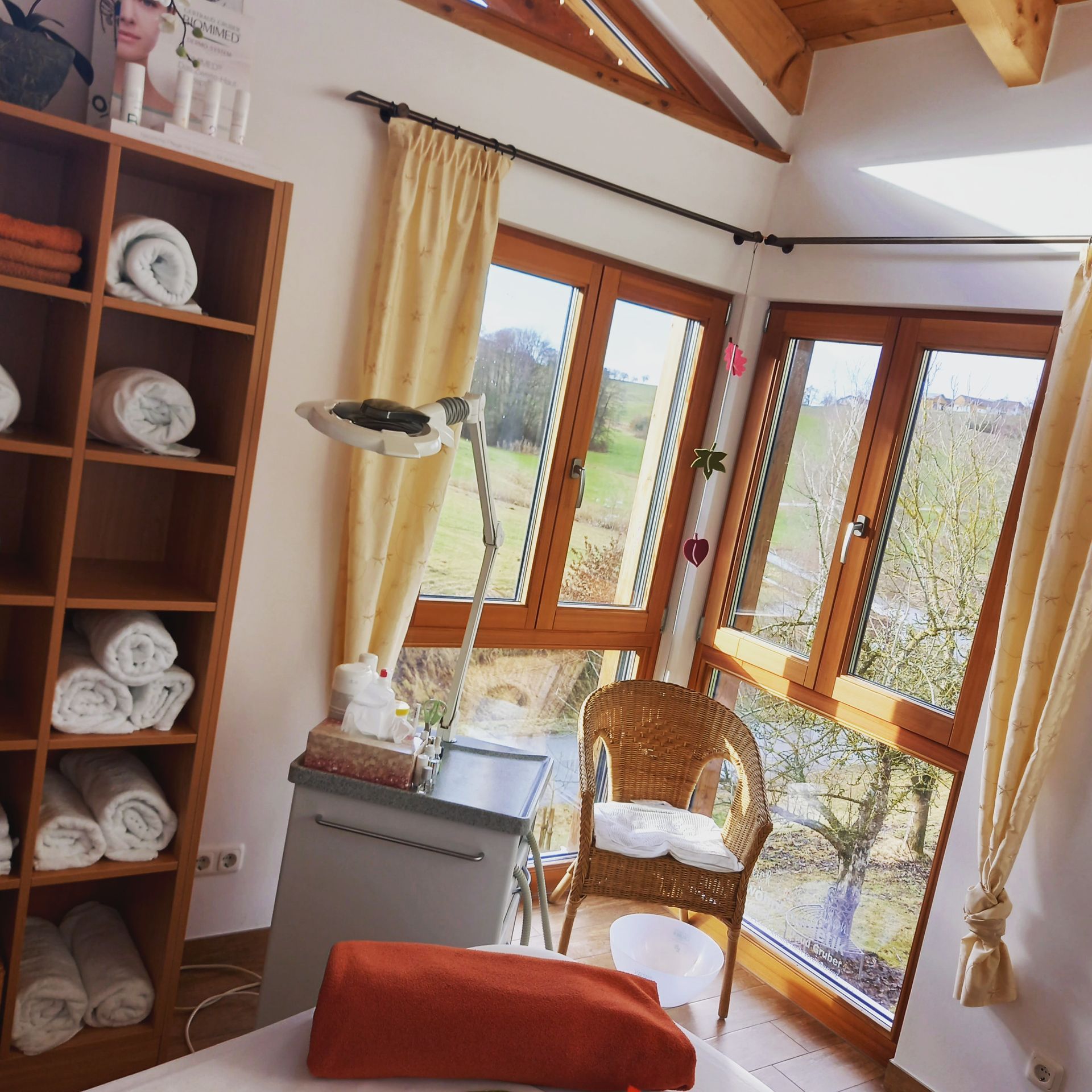 Christiane und Paula Eder am Empfang vom Kosmetikstudio