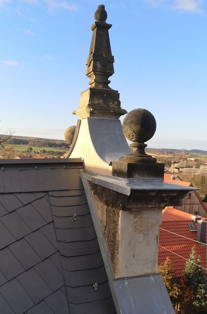Ein Dachdecker arbeitet an einem Dach. Foto von der Bedachungsbetrieb Stimpel GmbH