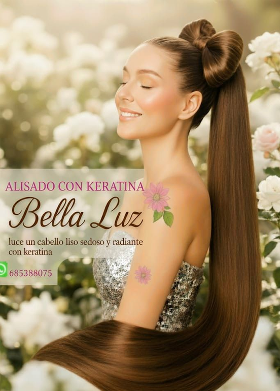 Peluquera cortando el cabello de una clienta con tijeras y peine en un salón de belleza.