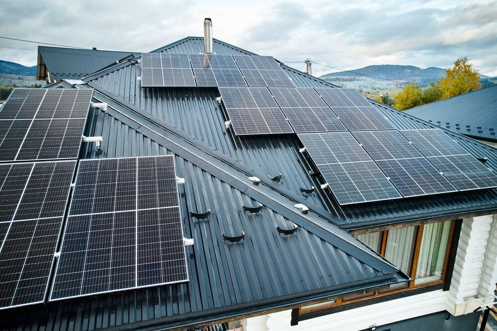 Una casa con muchos paneles solares en el techo.