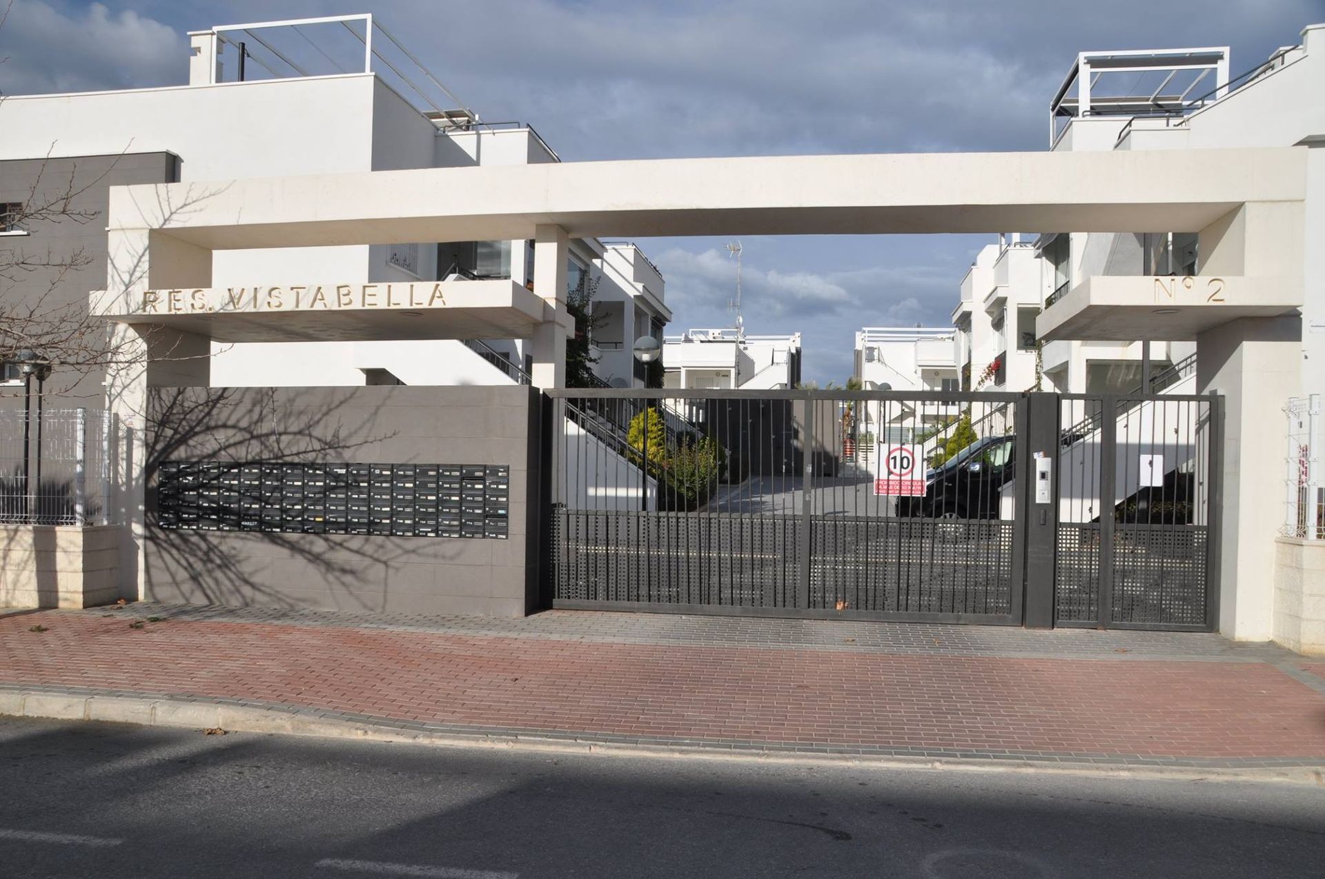 Una entrada cerrada a un edificio que tiene la palabra mistabelle.