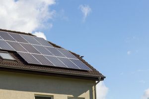 Una casa con muchos paneles solares en el techo