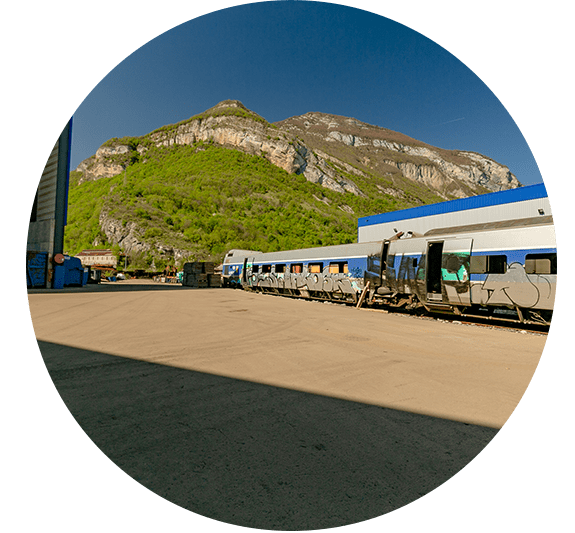 Paysage de montagne avec un ciel bleu au-dessus d'une rangée de de wagons prêts à être désassemblés