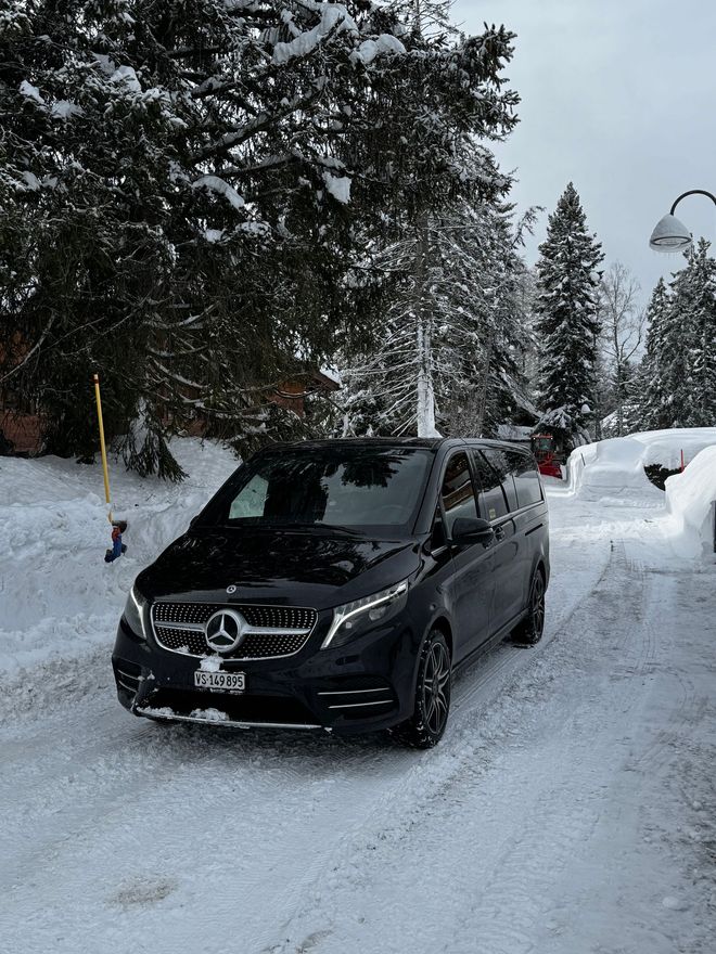 Vue depuis le siège conducteur d'une Mercedes-Benz, avec un focus sur le volant en cuir.