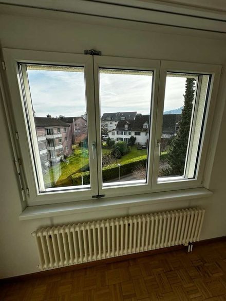 Zimmer mit Fenster und Aussenblick