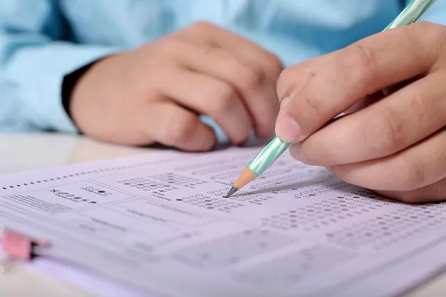 Una persona está tomando un examen con un lápiz.