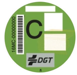 Una etiqueta medioambiental circular verde de la DGT con una letra C grande, un código de barras y un código de registro.
