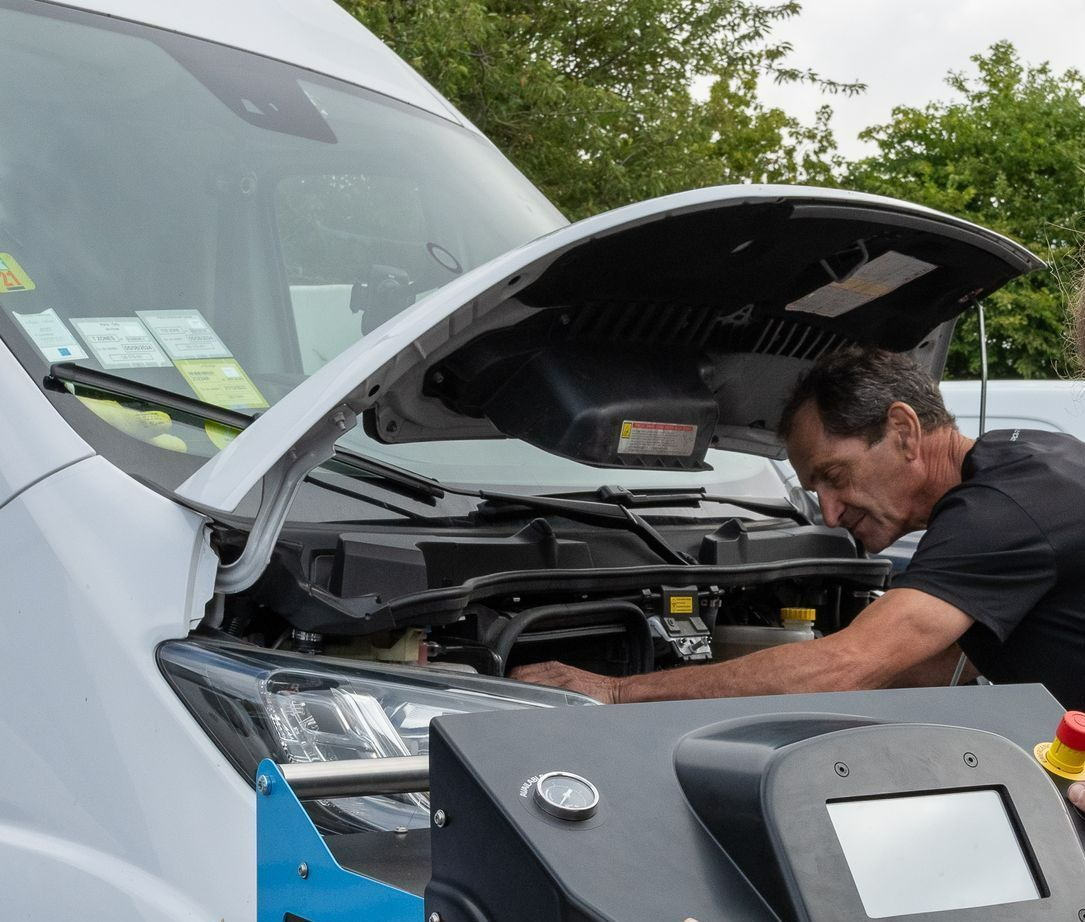 M. DETAIN effectuant un décalaminage