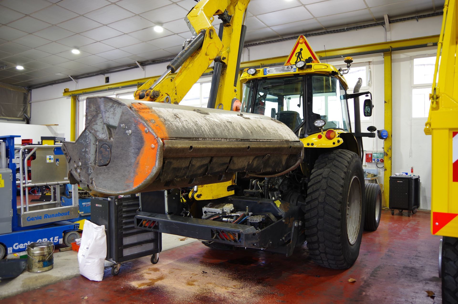 Engin de voirie dans un garage