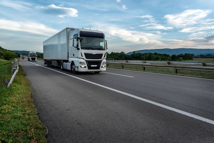 Camion roulant sur la nationale