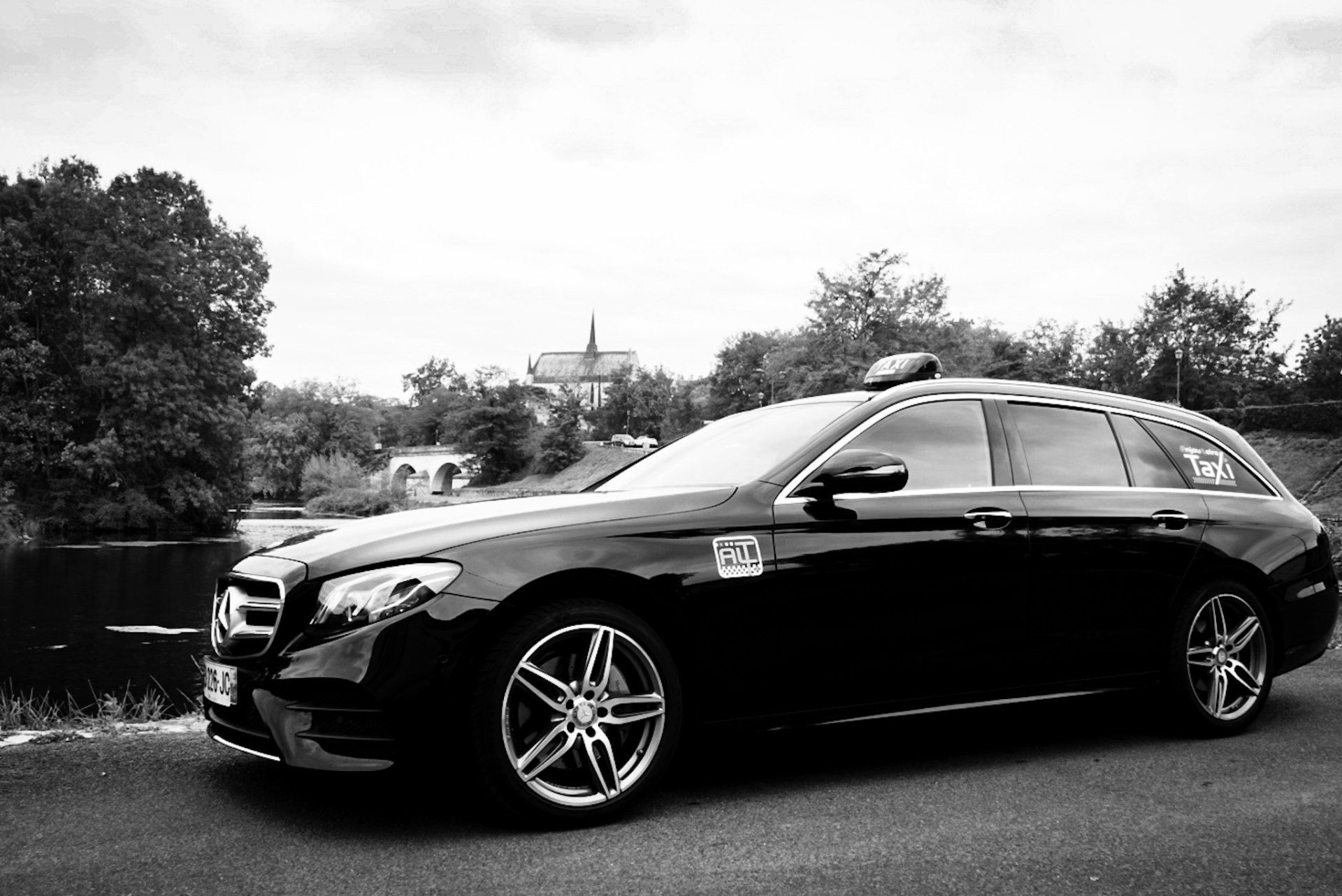 Taxi Mercedes noir de côté