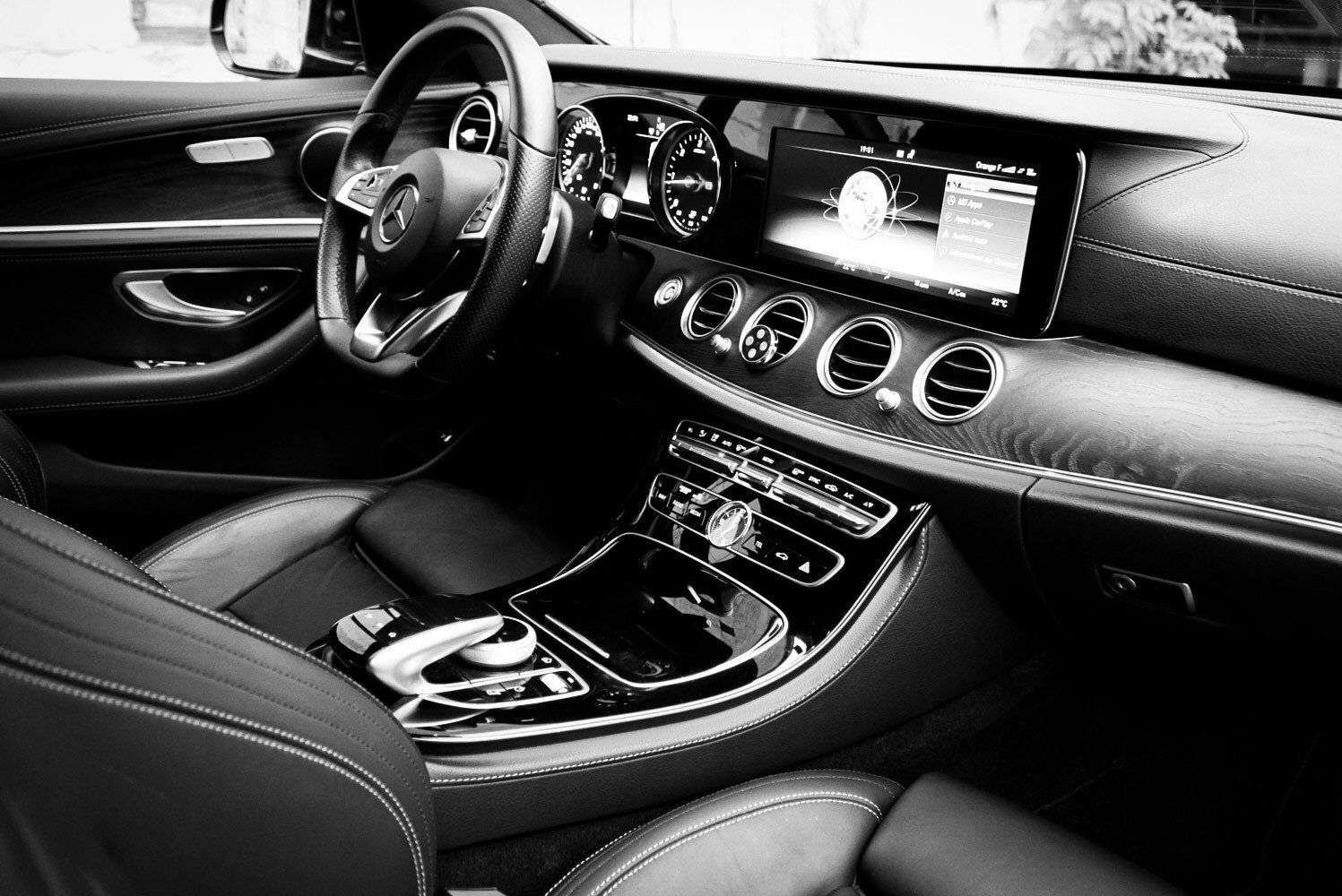 Intérieur d'un taxi Mercedes du côté du chauffeur