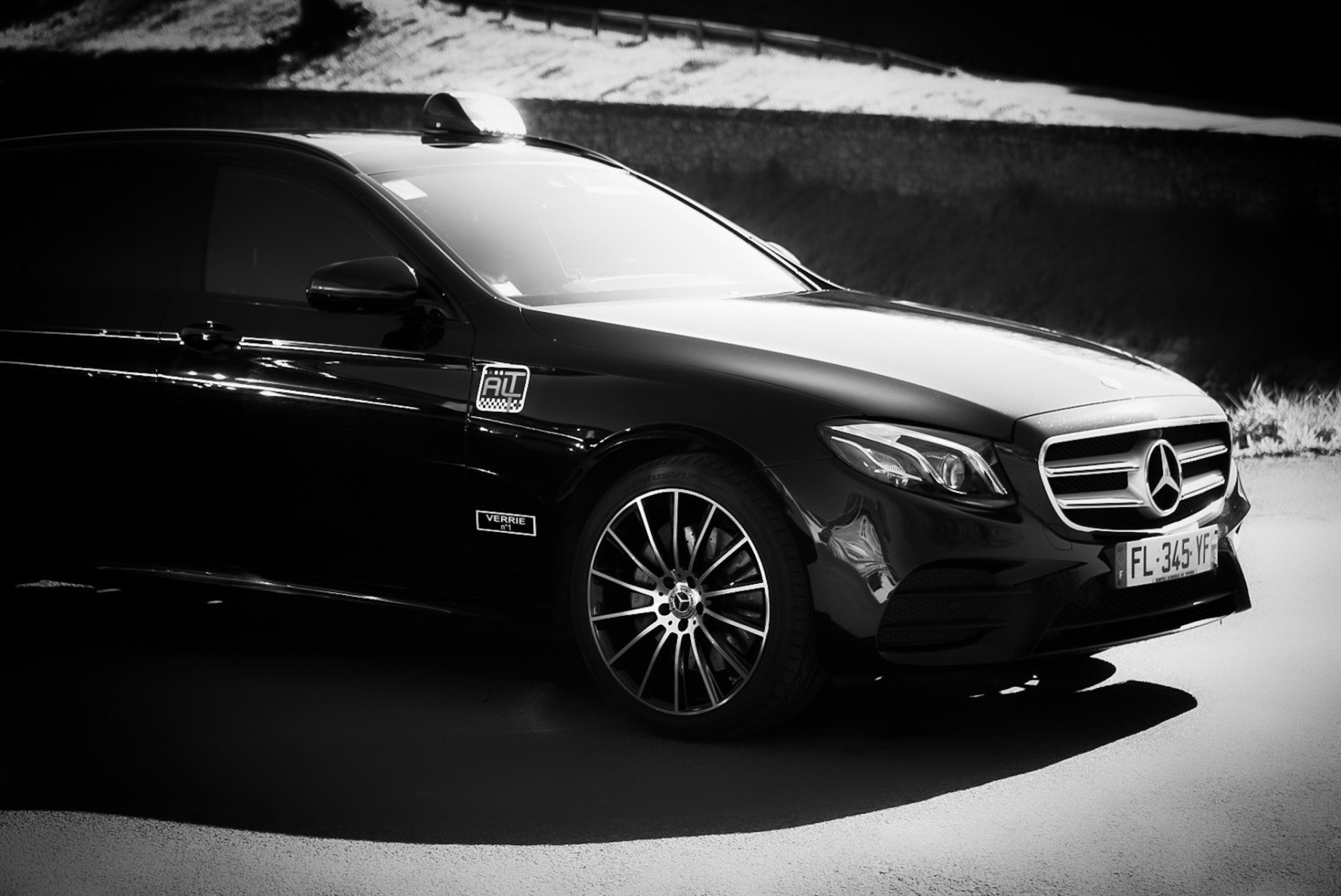 Taxi voiture mercedes de face en noir et blanc