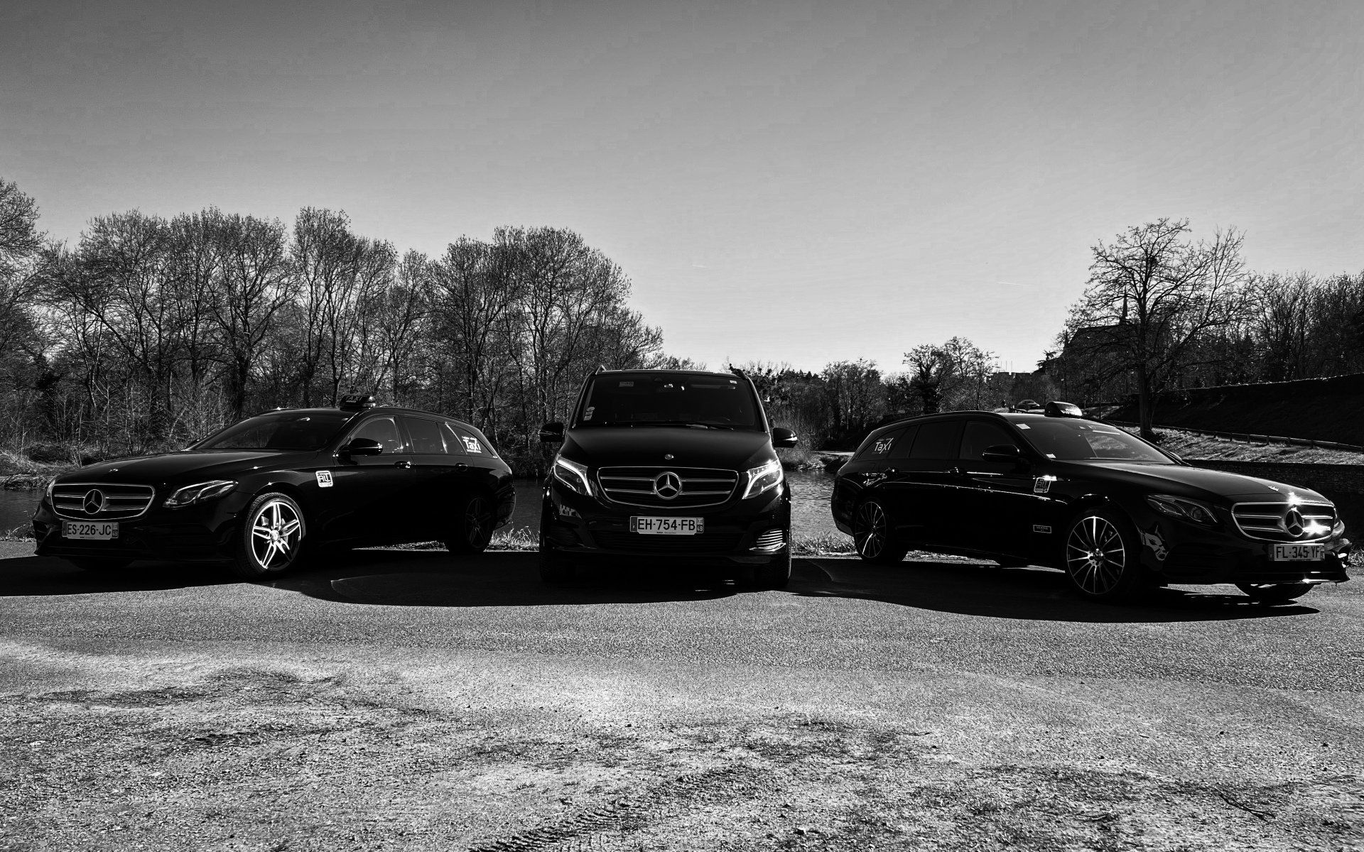 Trois taxi mercedes de face en noir et blanc