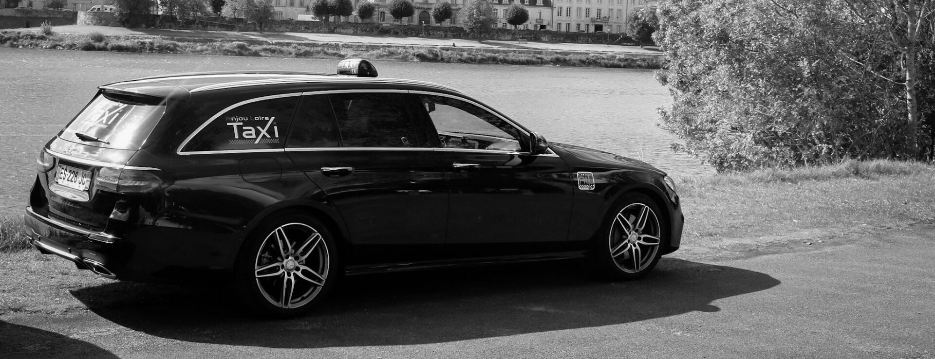 Taxi noir garé devant un fleuve