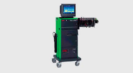 Una máquina verde y negra con una computadora encima.