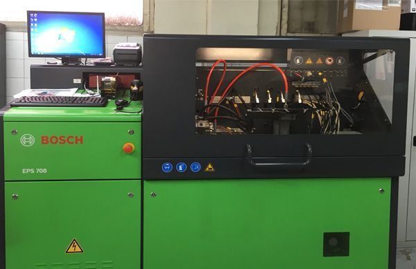 Una máquina verde y negra con una computadora encima.