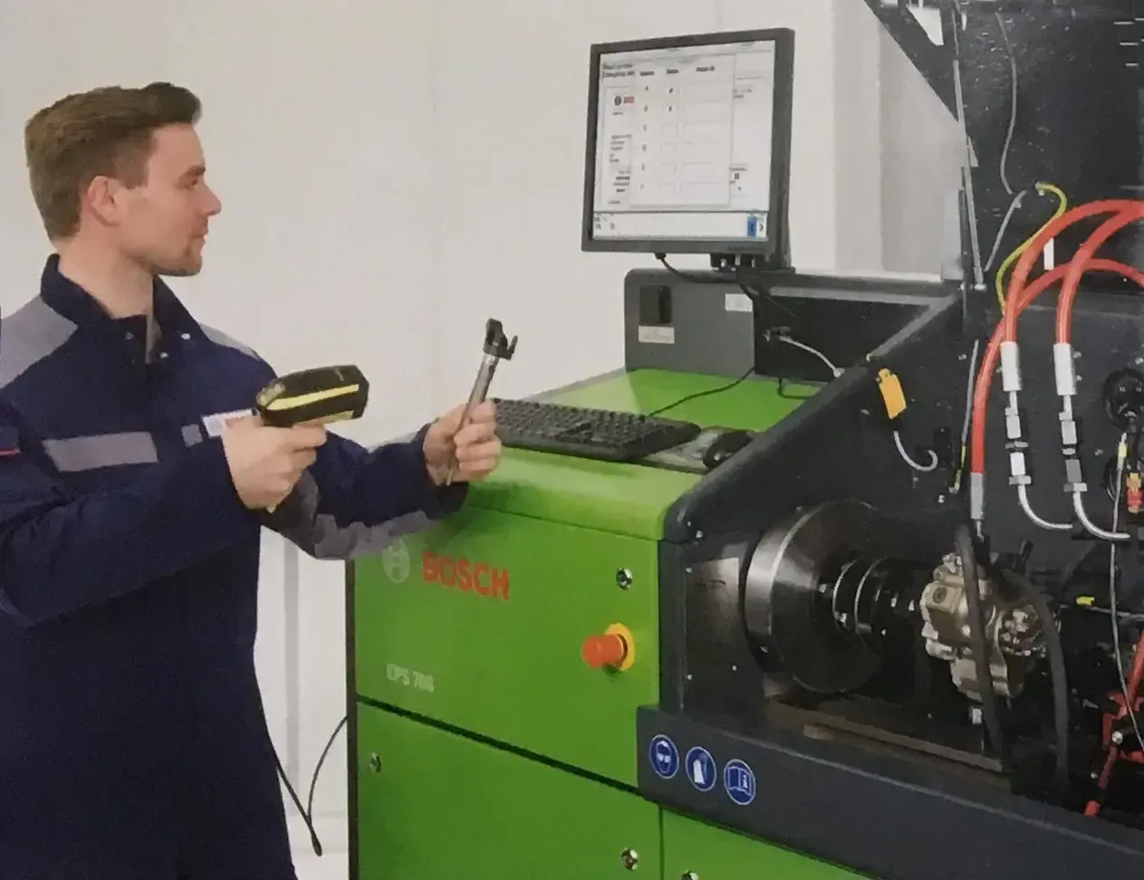Un hombre está parado frente a una máquina Bosch.