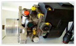 Un primer plano de una bomba de combustible sobre una mesa.