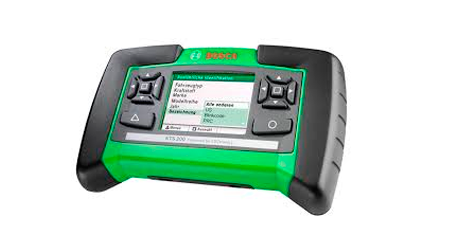 Un control remoto verde y negro con una pantalla sobre un fondo blanco.
