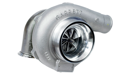 Un primer plano de un turbocompresor sobre un fondo blanco.