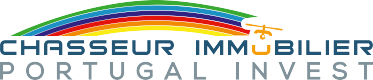 Logo de Chasseur Immobilier Portugal avec un arc-en-ciel multicolore au-dessus d'un texte bleu