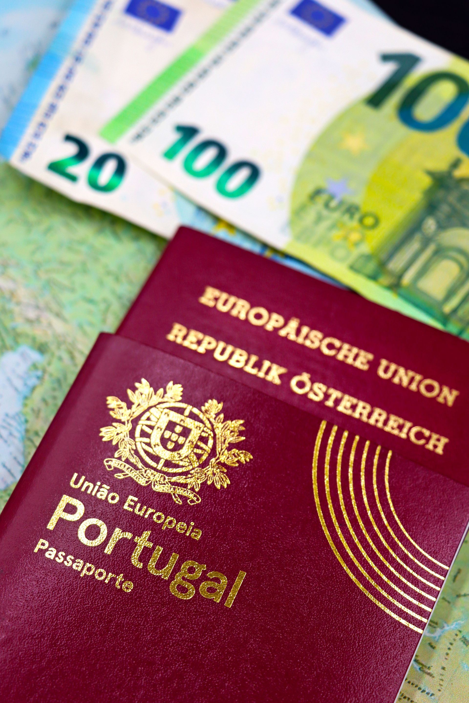 Passeport portugais avec des billets en euros en arrière-plan