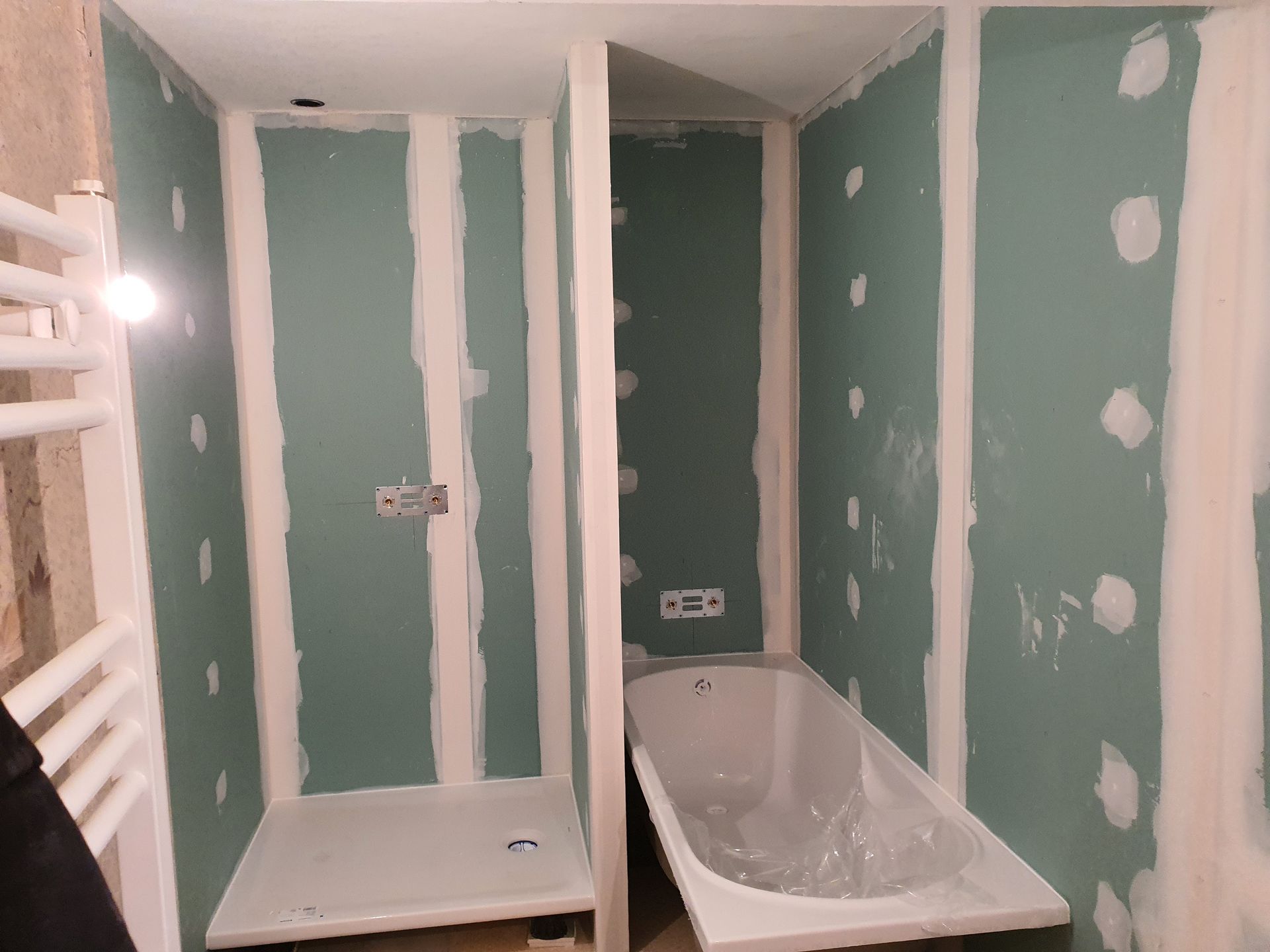 Future salle de bains avec plaque de placo et quelques éléments de plomberie