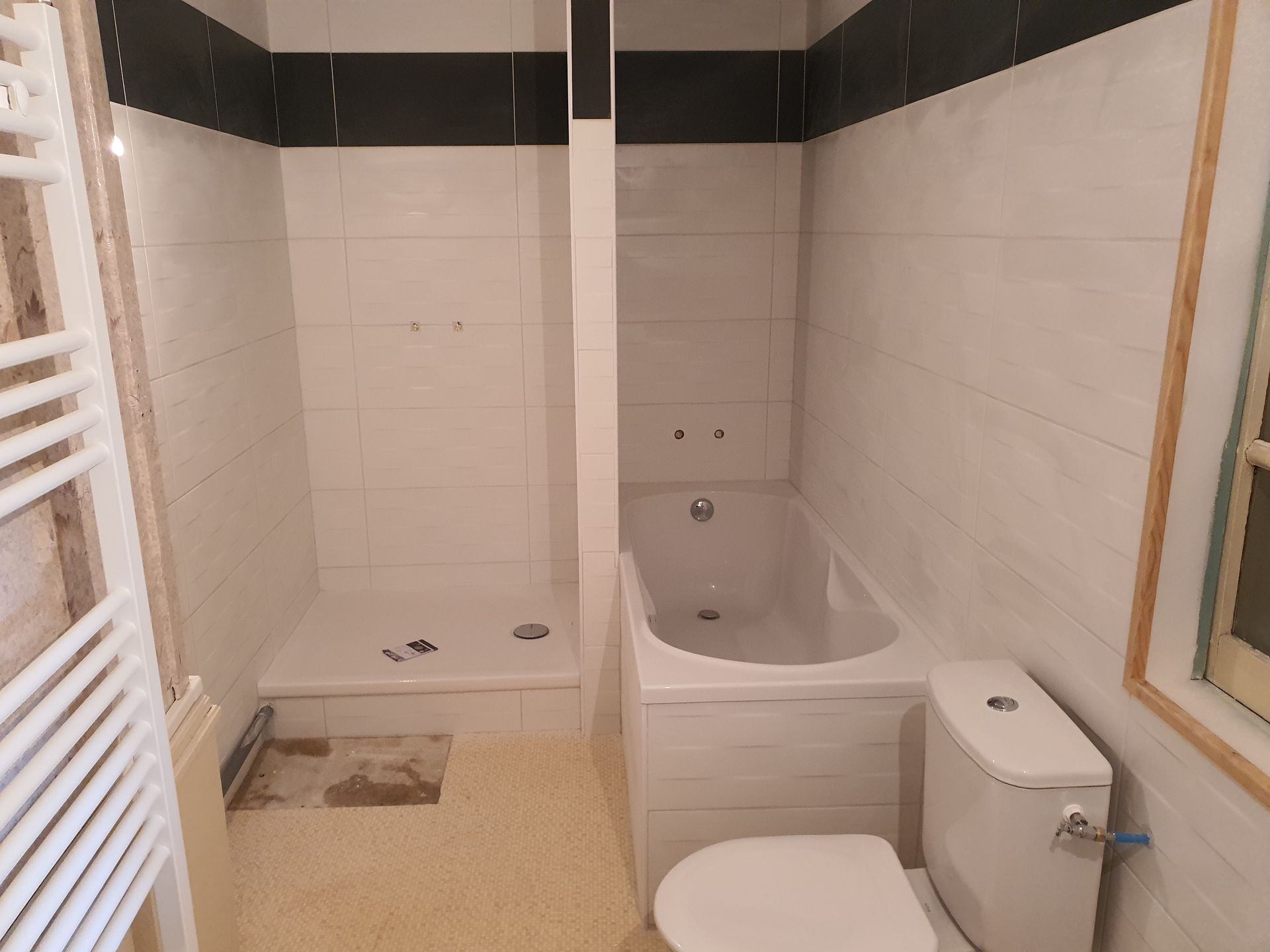 Pièce avec les revêtements muraux et de sols