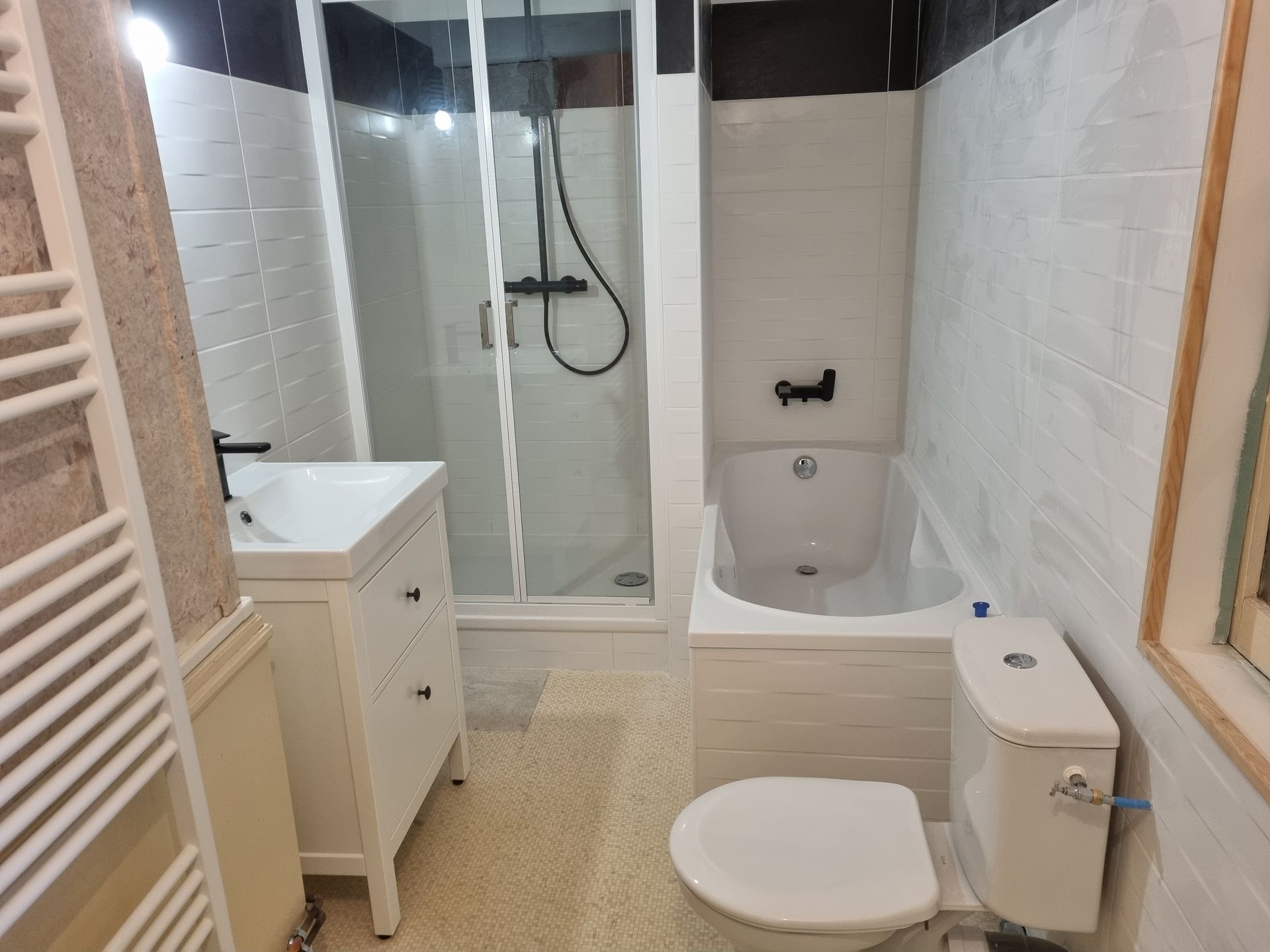 Salle de bains avec tous ces équipements