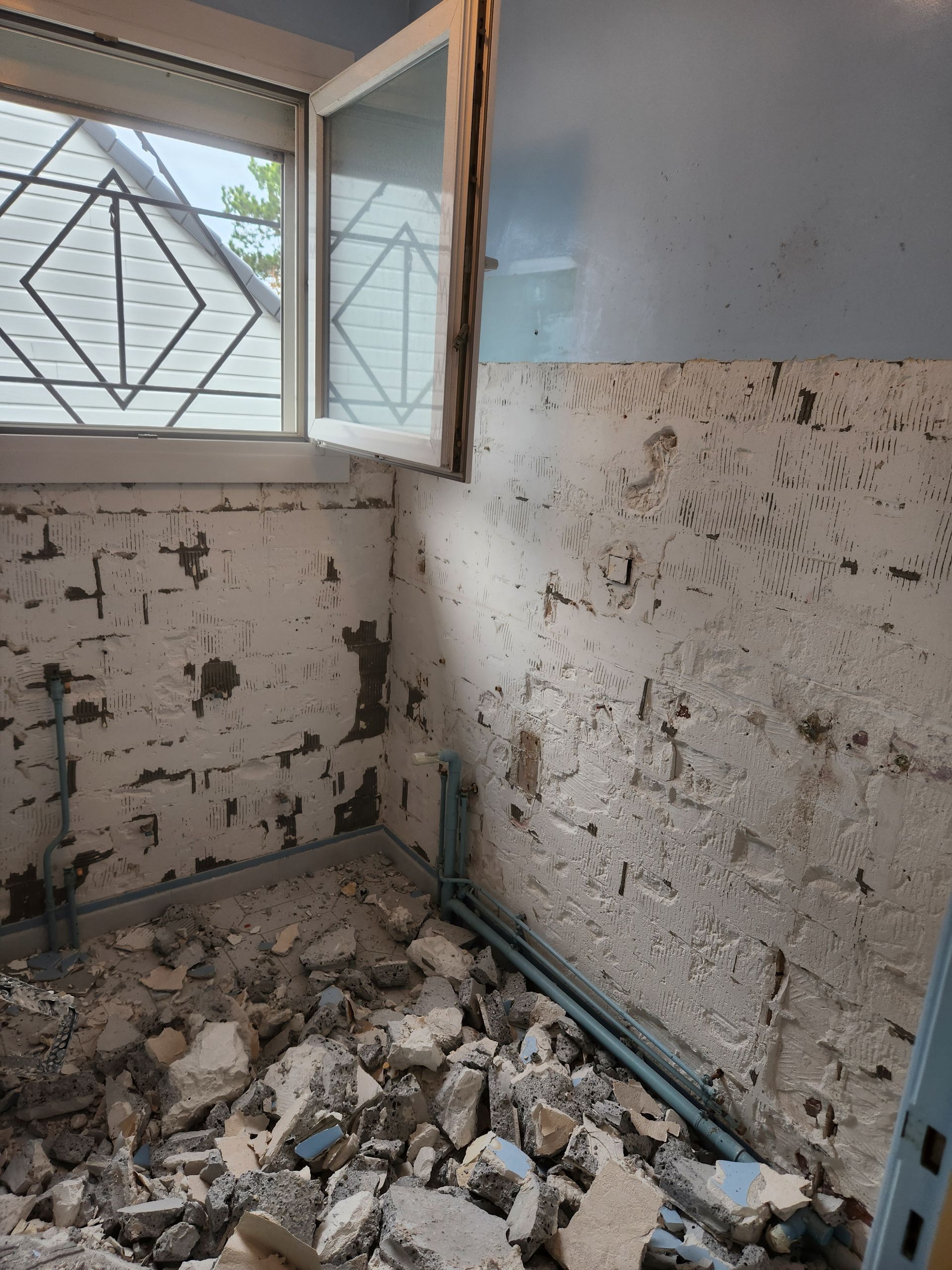 Piéce avec des gravats