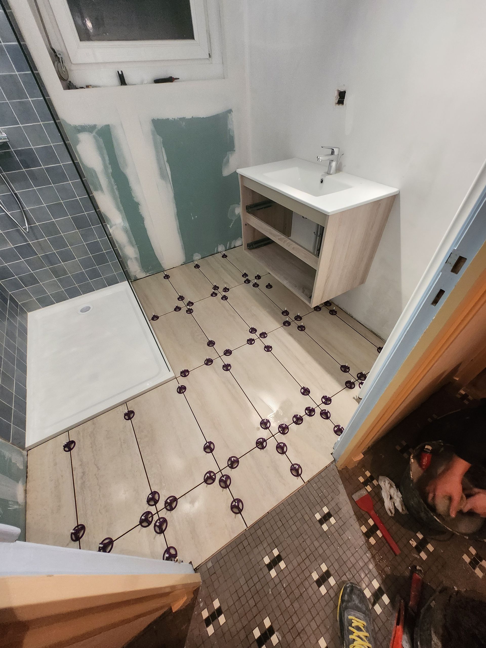 Pièce avec les revêtements de murs et de sols