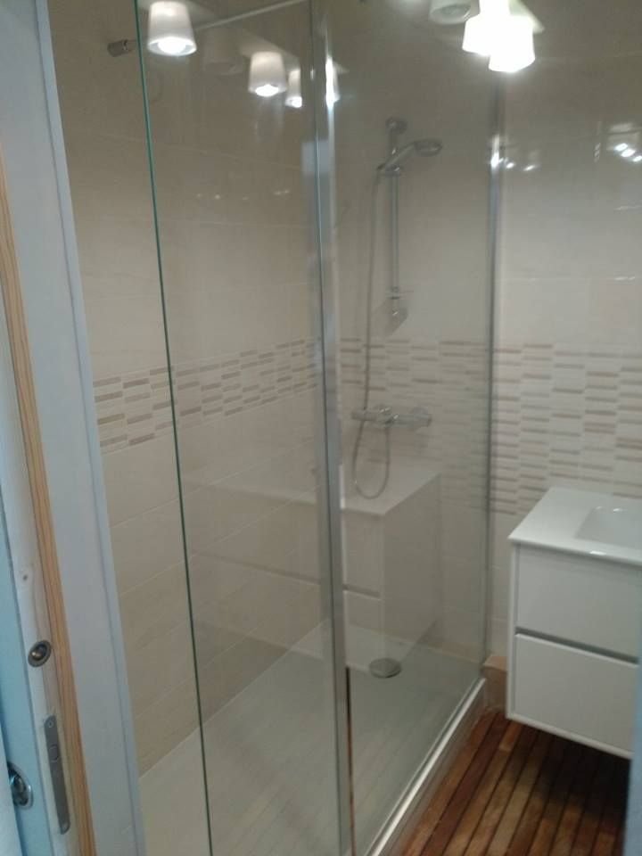 Une cabine de douche