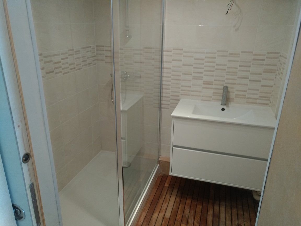 Une douche et un lavabo