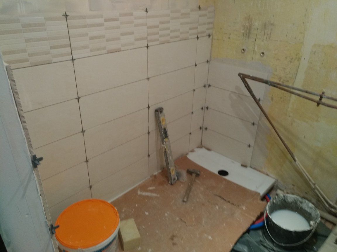 Un mur avec du carrelage