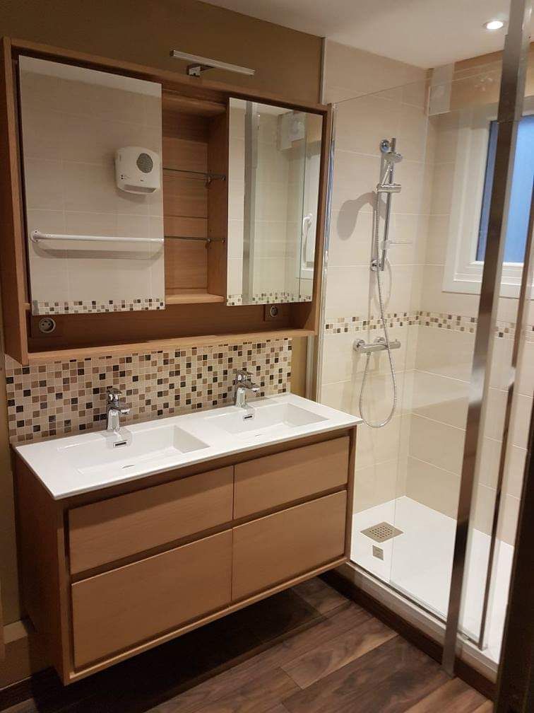 Une salle de bains avec des meubles marron